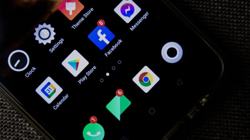 Pantalla de un celular Android llena de iconos de aplicaciones