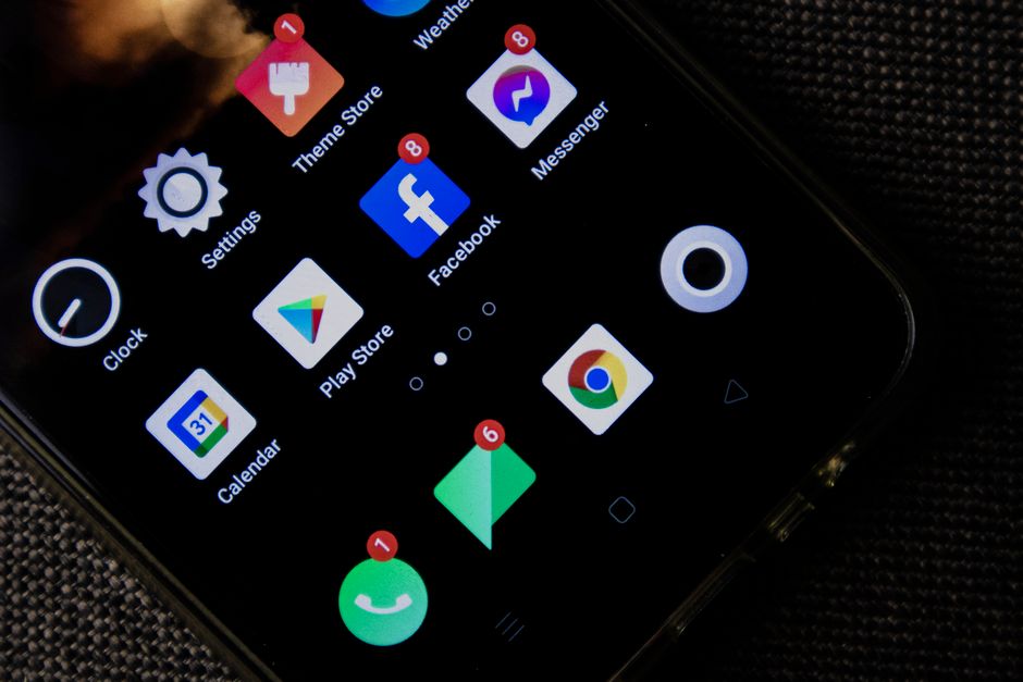 Pantalla de un celular Android llena de iconos de aplicaciones